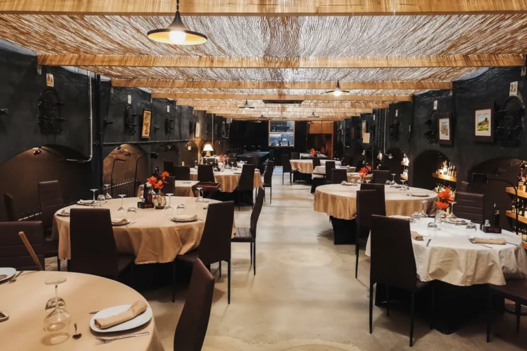 Comedor bajo el techo de cañizo — Besalduch Valls
