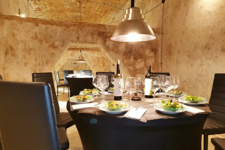 Mesa montada en el Club Privé, bajo las bóvedas de las cavas — Besalduch Valls